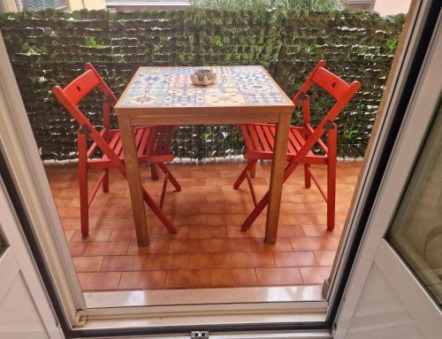 een tafel en 2 stoelen op een patio bij FUORI dal COMUNE in Corsico