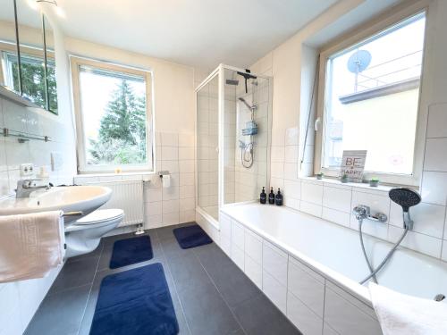 a bathroom with a tub and a toilet and a sink at Klassen Apartments! Schnuckeliges Apartment * mit Balkon * in Bad Saulgau * für vier Personen im EG in Bad Saulgau
