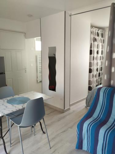 - une chambre avec une table, un lit et un miroir dans l'établissement Studio, à Fabrègues