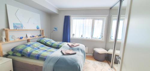 Dormitorio pequeño con cama y espejo en Unique, Quiet with Quality - Near the Sea en Horten