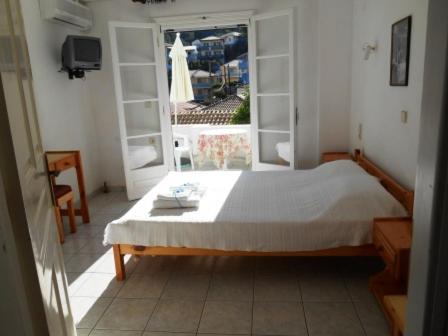 Giường trong phòng chung tại Villa Milos