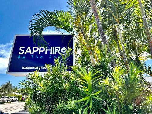 Sapphire by the Sea في فورت لاودردال: علامة على الياقوت بجانب البحر مع أشجار النخيل