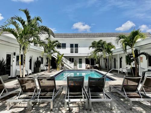 a courtyard with chairs and a swimming pool at Sapphire by the Sea in Fort Lauderdale