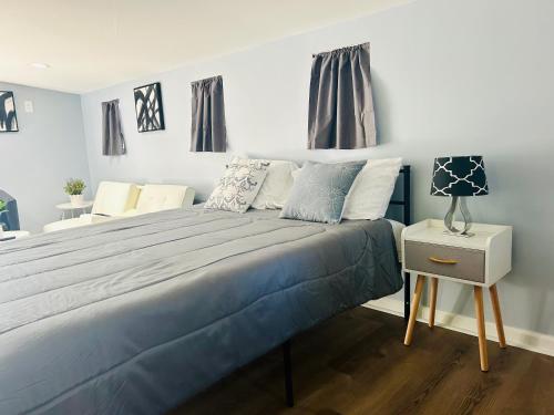 una camera da letto con un grande letto con lenzuola e cuscini blu di Cozy New Mfd Home near Lake Norman a Denver