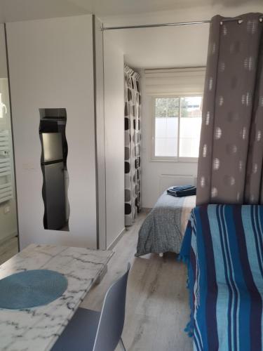 une chambre avec un lit et une fenêtre dans l'établissement Studio, à Fabrègues