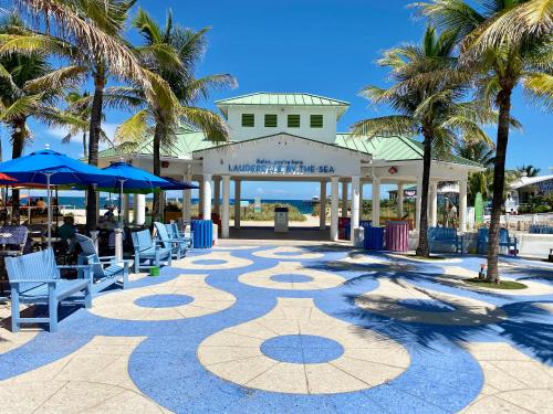 avisor shot of a patio with palm trees at Sapphire by the Sea in Fort Lauderdale