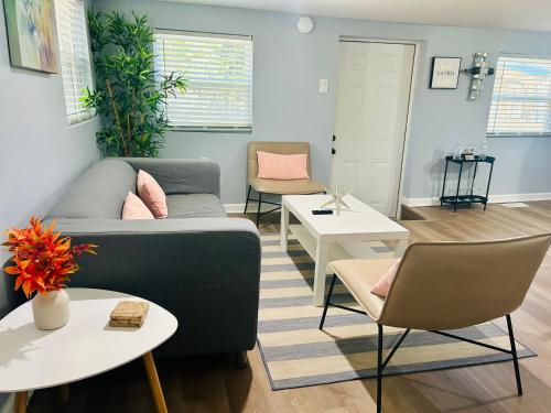 un soggiorno con divano, tavolo e sedie di Cozy New Mfd Home near Lake Norman a Denver