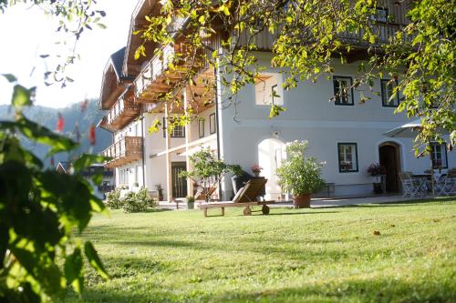 un parco con panchina di fronte a un edificio di Branntweinhäusl a St. Wolfgang