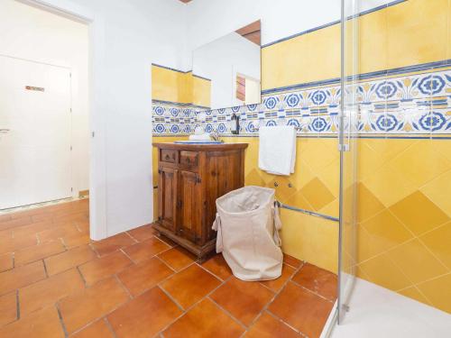 a bathroom with a sink and a shower with a trash can at Apartamento con Terraza en la Playa con Piscina in Cala del Moral