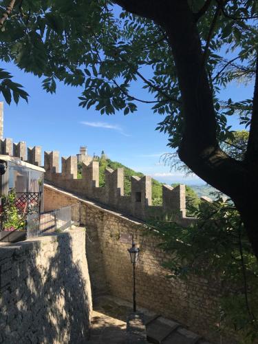 a view of the castle from behind a tree at La Famosa Dimora Ambasciatore in San Marino