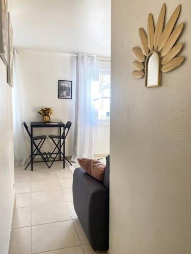 un salon avec un canapé et une table dans l'établissement Cozy place near Paris, à Montigny-le-Bretonneux