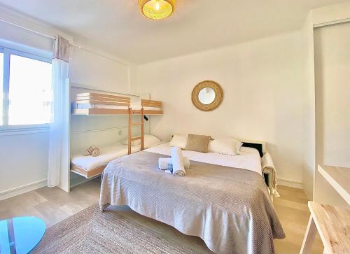 une chambre avec un lit et une fenêtre dans l'établissement PACA Properties 57A - Studio cosy, à Cannes