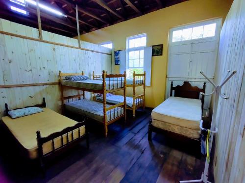 a room with three bunk beds and two windows at FutePoll in Teresa