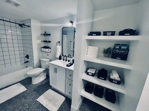 La salle de bains blanche est pourvue d'un lavabo et de toilettes. dans l'établissement Urban Oasis in OTR Near Casino & Bell Event Centre!, à Cincinnati