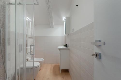 a bathroom with a shower and a toilet and a sink at Blake, attico centrale con parcheggio a Trieste in Trieste