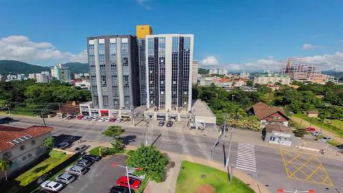 eine Luftansicht einer Stadt mit hohen Gebäuden in der Unterkunft Saint Sebastian Flat 716 - Com Hidro! até 3 pessoas, Duplex, no centro in Jaraguá do Sul