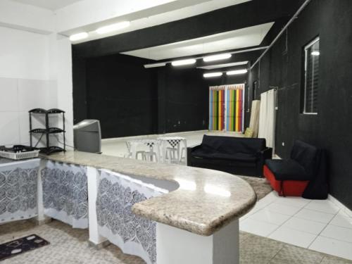 Zimmer mit einer Bar mit Stühlen und einem Tisch in der Unterkunft ParkFlat in Sorocaba