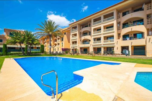 uma piscina em frente a um grande edifício de apartamentos em Estudio con encanto en Jávea em Aduanas