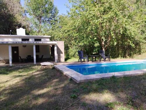 Bazén v ubytování cabañas las moras nebo v jeho okolí