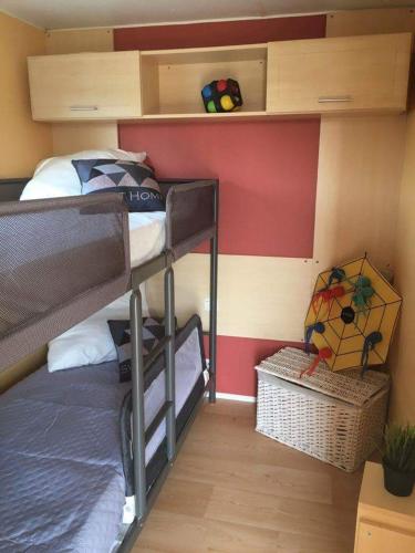 - une chambre avec 2 lits superposés dans une maison dans l'établissement Mobil home, jacuzzi, vélos, barbecue et mer et plage à 300m, à Hyères