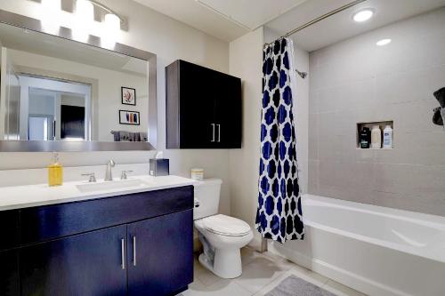 łazienka z umywalką, toaletą i wanną w obiekcie Rooftop Pool with Mountain Views & King Beds with Parking 1123 w mieście Scottsdale