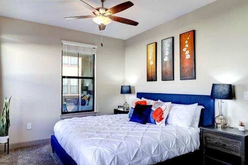 1 dormitorio con 1 cama y ventilador de techo en Rooftop Pool with Mountain Views & King Beds with Parking 1123, en Scottsdale