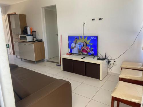 ein Wohnzimmer mit einem Flachbild-TV auf einem Tisch in der Unterkunft Casa praia do frances in Marechal Deodoro
