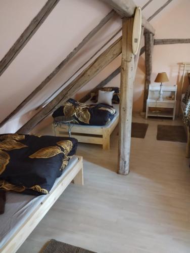 - une chambre mansardée avec 2 lits superposés dans l'établissement U Joli, à Jugowice