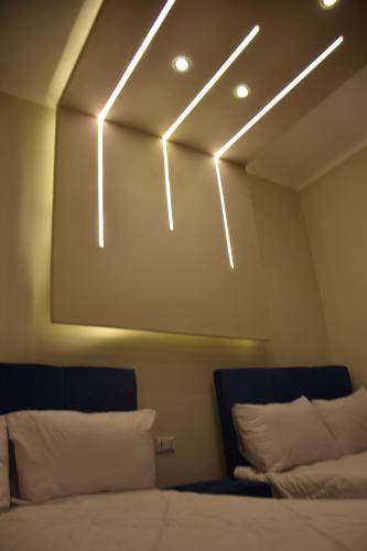 Una cama o camas en una habitación de Moses Pyramids Inn