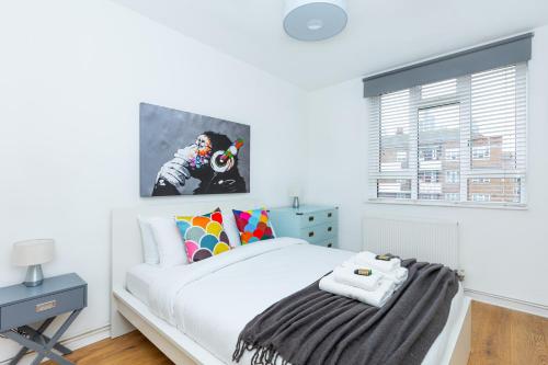 Tempat tidur dalam kamar di Bright Modern 1 BR flat, 5 min to Vauxhall St