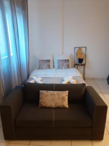 a living room with a couch and a bed at Appart entre Paris et Disney in Noisy-le-Grand