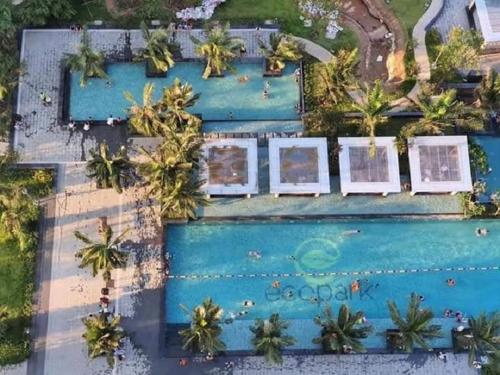 uma vista superior de uma piscina num resort em Minh An Homestay em HÆ°ng YÃªn