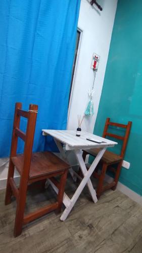 a white table and two chairs sitting next to at Creativa Home in Gualeguaychú