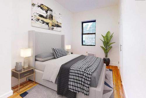 Un pat sau paturi într-o cameră la spaciou 1 Bedroom apartment in NYC!