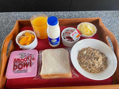 ein Tablett mit einer Lunchbox mit einem Sandwich und anderen Zutaten in der Unterkunft Buller Bridge Motel in Westport