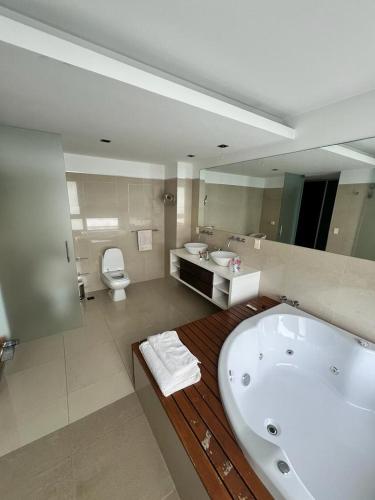 een badkamer met een bad, een toilet en een wastafel bij Penthouse Villa brava in Punta del Este