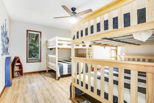 a room with two bunk beds and a ceiling at Buccaneer Bungalow on Amelia Isle! in Fernandina Beach