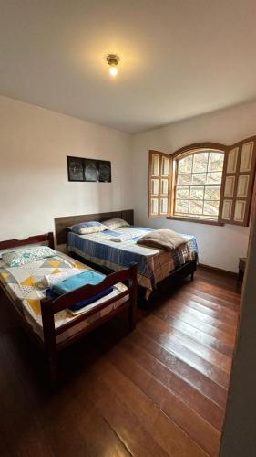 1 dormitorio con 2 camas y ventana en Hostel do Mirante en Ouro Preto