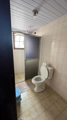 a bathroom with a toilet and a shower at Hostel do Mirante in Ouro Preto