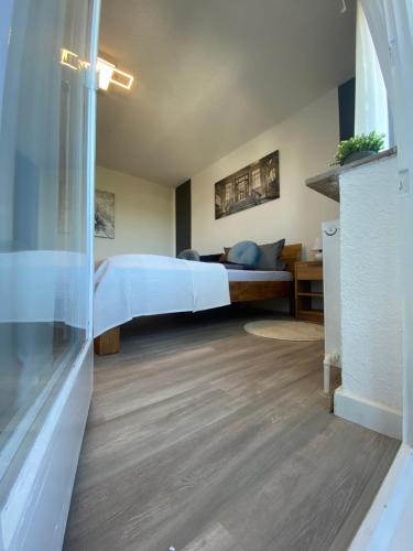 ein Schlafzimmer mit einem Bett in einem Zimmer in der Unterkunft Apartment- Metzingen in Metzingen