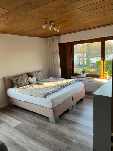 Tempat tidur dalam kamar di Voll Ausgestattetes Appartment in Bergkamen-Oberaden