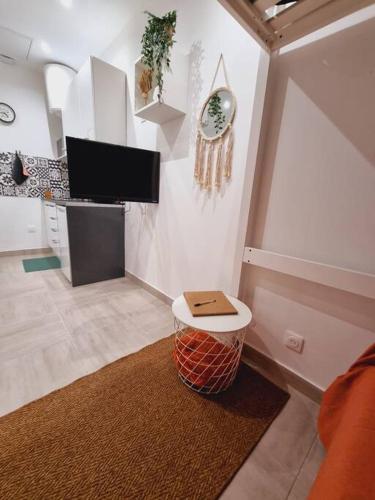 Il comprend un salon avec une télévision et des toilettes. dans l'établissement Studio cosy à Stains proche Paris-Stade de France, à Stains