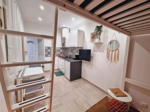 Cette petite chambre comprend une cuisine et des lits superposés. dans l'établissement Studio cosy à Stains proche Paris-Stade de France, à Stains