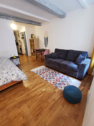een woonkamer met een bank en een tapijt bij L'Escale - Entre Mer et Marché in Toulon