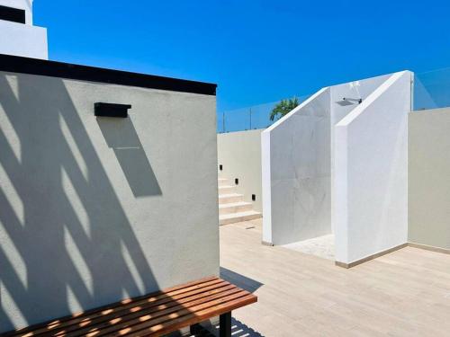 a wooden bench sitting on the side of a building at Antara Moderno condominio in Mazatlán