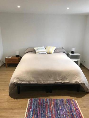 - une chambre avec un lit, 2 oreillers et un tapis dans l'établissement Maison face aux îles de Melon, Molène et Ouessant 6P, à Porspoder