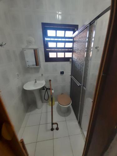 Casa na praia de Peruíbe com 2 quartos, churrasqueira e apenas 800m da praia.