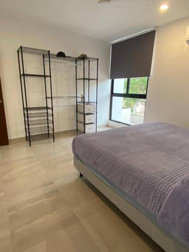 1 dormitorio con 1 cama y estanterías en una habitación en Residencia nueva en Merida 