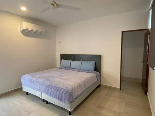 1 dormitorio con 1 cama en una habitación blanca en Residencia nueva en Merida 