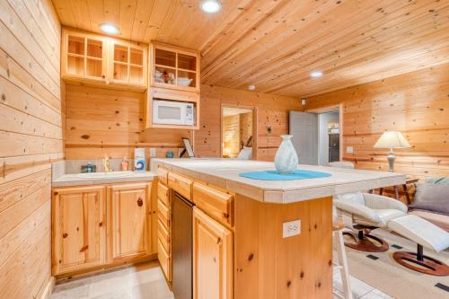 una cocina con armarios de madera y una encimera en una cabaña en Land of the Sea Luxury, en Cloverdale